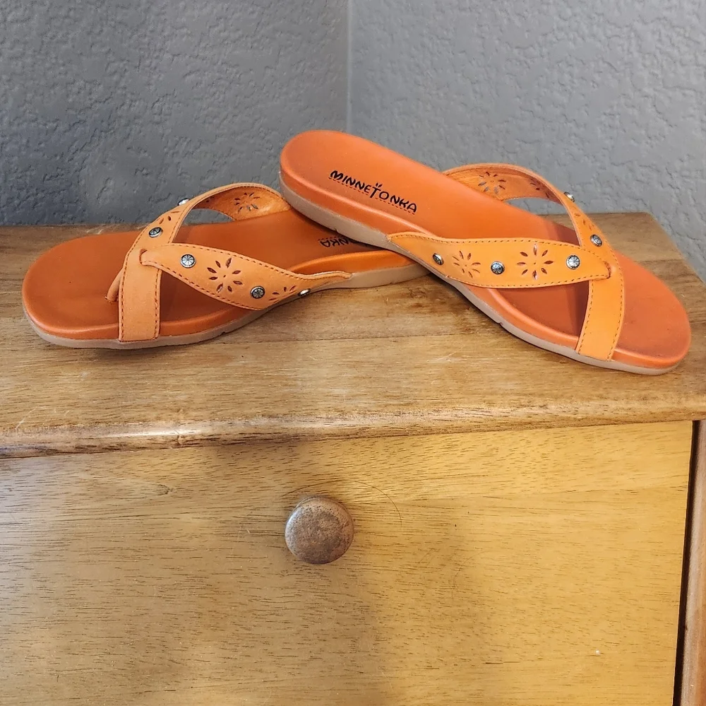 NWT Minnetonka Madelyn Thong Orange Leather Flip-Flop, Size 7 - Picture 3 of 7
